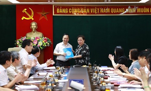 Trao quyết định bổ nhiệm lại Phó Chánh văn phòng HĐND Thành phố